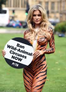 Real Housewives Joanna Krupa Bares All In Tiger Bodypaint Daily Mail