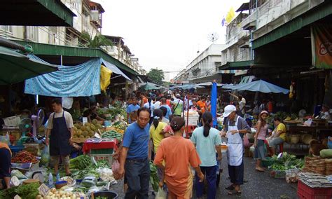 Namun terdapat sejumlah tempat — tempat yang menarik di bangkok yang wajib untuk anda kunjungi. Pasar tempat wisata belanja murah di bangkok Thailand