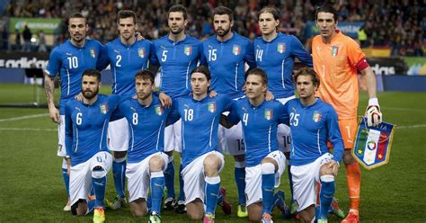 Offiziell spielen 4.980.296 italiener, davon 1.513.596 registrierte spieler in 16.697 mannschaften fußball, darunter knapp 5000 profis. Italy football team: World Cup guide to Cesare Prandelli's ...