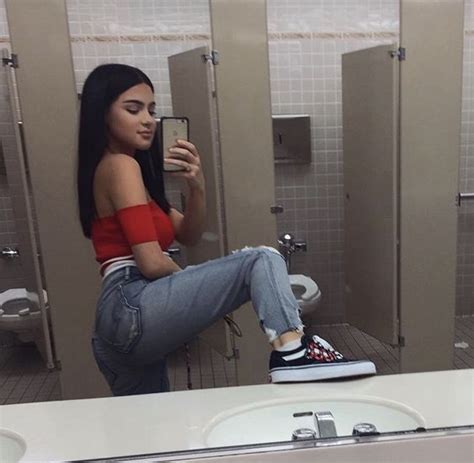 14 Poses For Selfies In Public Restrooms For Public