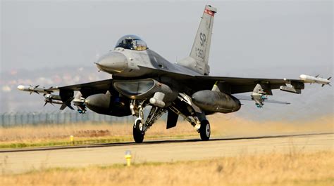 General Dynamics F 16 Fighting Falcon —