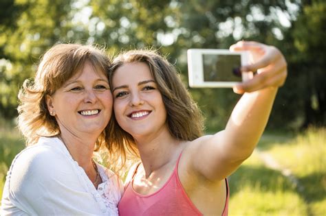 mother daughter nude selfie