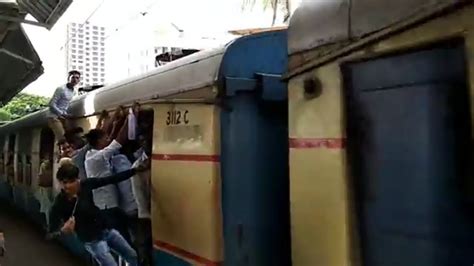 Viral Video Of Mumbai Local Train Passengers Youtube