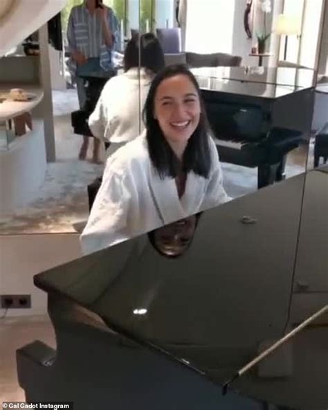 Unveiling Gal Gadots Incredible Piano Skills A Stunning Performance