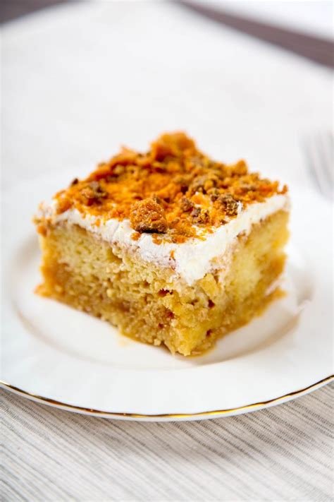 Cake with jello drizzles poked throughout, and topped with a smooth layer of whipped cream! butterfinger-poke-cake-2-1-700x1050 - Easy Holiday Ideas