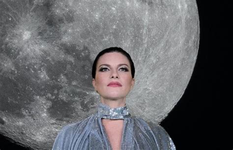 Laura Pausini Llega El Nuevo Sencillo El Primer Paso En La Luna