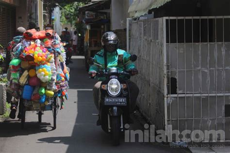 Foto Siasat Pemotor Hindari Kemacetan Ibu Kota