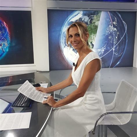 L'edizione italiana di telethon venne creata nel 1990 da susanna agnelli in collaborazione con l'unione italiana lotta alla distrofia muscolare (uildm) per finanziare e promuovere ricerca scientifica sulle malattie genetiche e malattie rare, per cercare una cura alla malattia del figlio. Simona Branchetti: età, altezza, peso, ex marito collega ...