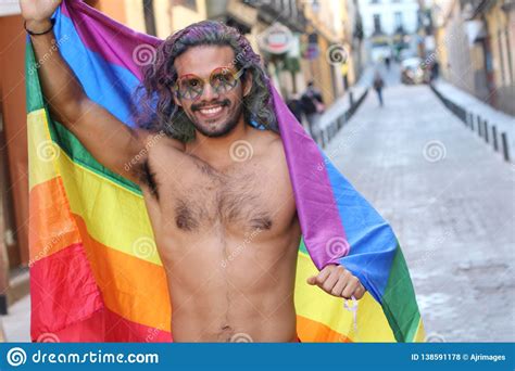 Hombre Gay Que Celebra Diversidad Con Orgullo Foto De Archivo Imagen