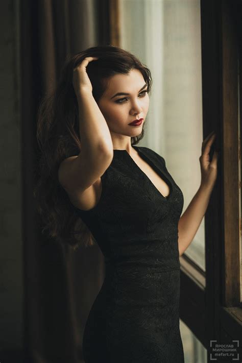 фотосессия в студии в москве девушка в черном платье с красными губами