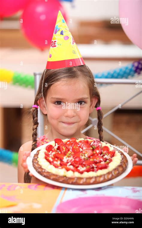 Retrato De Una Niña Con Pastel De Cumpleaños Fotografía De Stock Alamy