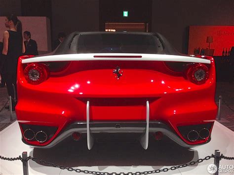 Ferrari is no stranger for coming up with some of the most ridiculous supercars on the planet. El Ferrari SP FFX visto desde atrás |Auto-Blog