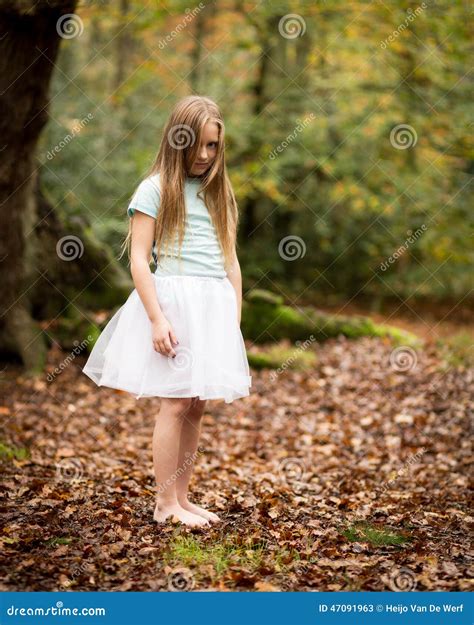 Młoda Dziewczyna W Białej Spódniczce Baletnicy Samotnie W Lesie Obraz Stock Obraz Złożonej Z