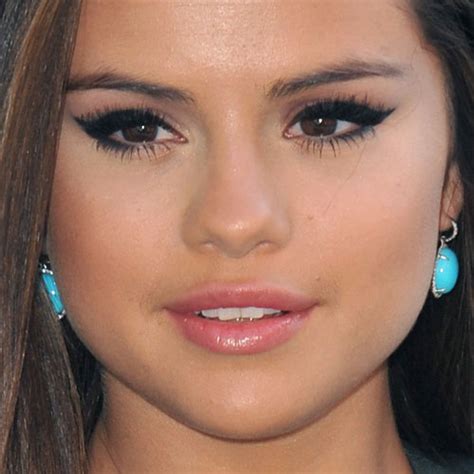 Selena Gomez Makeup Black Eyeshadow And Pink Lip Gloss Steal Her Style