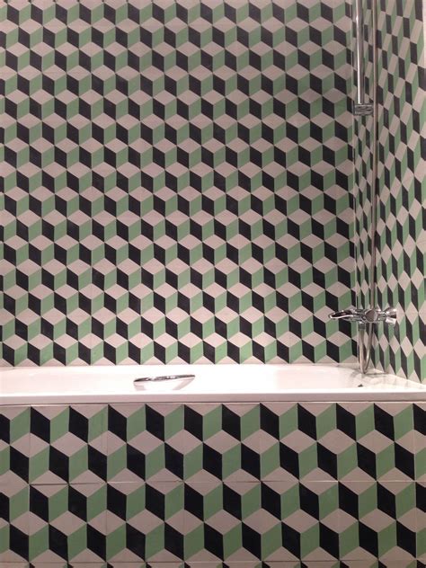 Los parámetros de mosaico, el diseño (en algunos casos) afectan la forma en que se colocan. Baldosas hidráulicas con motivos geométricos en colocación ...