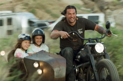 So obviously he did what any normal person would do and took a can of black spray paint. Ahora puedes darte un paseo con Jason Momoa en Harley-Davidson