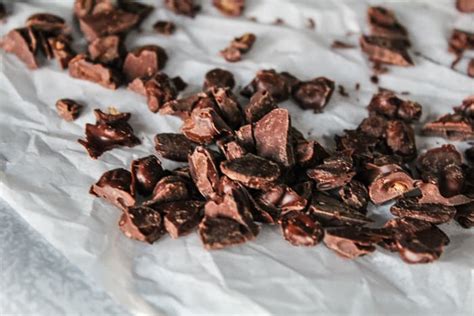 L'affare coffee beans coated with a thick layer of delicious milk chocolate. How to Make Your Own Dark Chocolate Covered Coffee Beans