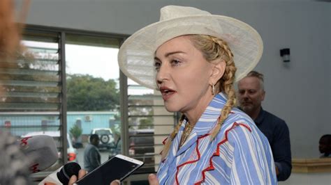 Madonna Bist Du Auf Drogen Fans Geschockt Sängerin Leckt Aus