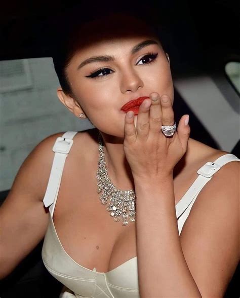 Carpet Styles Marie Gomez I Icon Selena Gomez Celebs Nose Ring Drop Earrings Diamond Singers