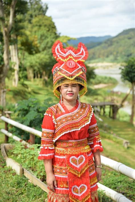 Mujer Joven De La Tribu No Identificada De Mong Con Ropa Tradicional Y Imagen Editorial Imagen