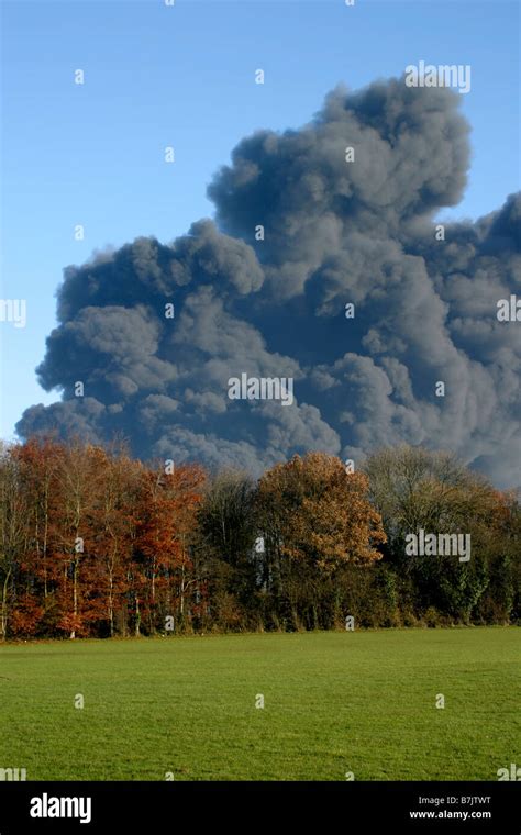 Buncefield Fire Smoke Plume Stock Photo Alamy