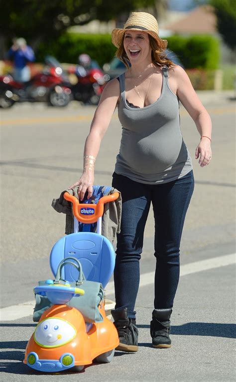 Pregnant Jennifer Love Hewitt Smiles And Shows Baby Bump Pic E Online