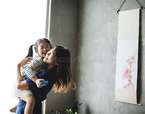 Madre E Hijo Japoneses Saludando Con La Mano La Veranda En Casa Foto De