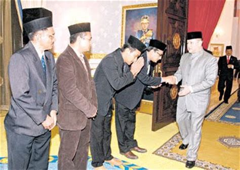 En novembre 2004 le futur monarque marié tengku zubaidah tengku nuruddin ou kangsadal pipitpakdee (cousin germain de sa mère), membre de l'ancienne famille royale de pattani et la fille d'un ancien membre du parlement thaïlandais. Sultan Kelantan sedia untuk berkahwin | MY ADHA