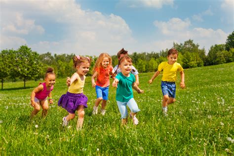 Hoy hablamos del juego al aire libre y su importancia en el desarrollo sano y feliz de los niños. Jugar al aire libre con los niños