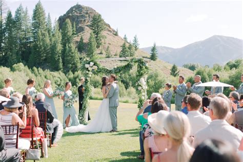 Offering relaxing hot tubs, comfortable furniture, and beautiful mountain atmosphere. Trail Creek Cabin Sun Valley Wedding Venue | kendra-elise.com