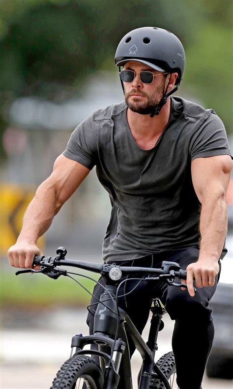 What Glasses Is Chris Hemsworth Wearing In This Pic Sunglasses