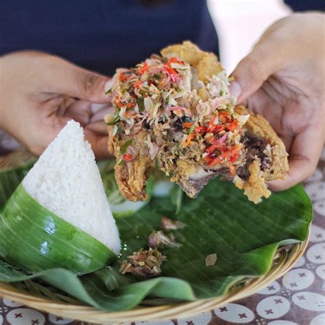 Satu yang cukup populer adalah ingkung mbah cempluk. Warung Ingkung Ayam di Jogja, Cocok Buat Rame-rame