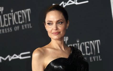 Анджелина Джоли снялась голой для обложки модного журнала ФОТО