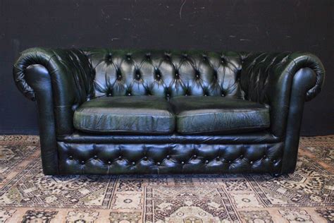 Il primo consiglio che diamo è quello di non esporre il divano in pelle alla luce diretta del sole. Divano originale Chesterfield club 2 posti in pelle verde scuro (002) - Divani originali ...