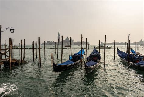 Venezia Italia Gondolas Nella Laguna E Nellisola Di San Giorgio