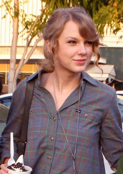 Taylor has a unique face that naturally stands out and doesn't need sophisticated contouring techniques like the kardashians. Taylor Swift Without Makeup - Top 10 Pictures