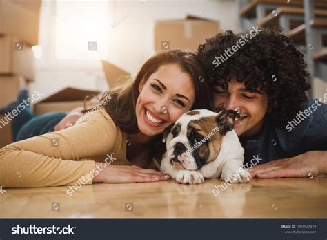 21 Happy Couple Their Dog Looking Into Box Together Images Stock
