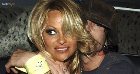 how to watch hulu series pam and tommy tells story behind pamela anderson and tommy lee s