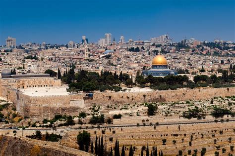 Dawlat filasṭīn) by the united nations and other entities, is a de jure sovereign state in western asia claiming the west bank (bordering israel and jordan) and gaza strip (bordering israel and egypt) with jerusalem as the designated. Fare a Palestina : migliori attrazioni turistiche