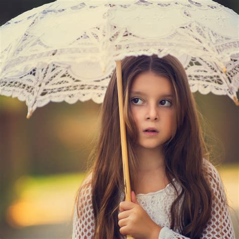 2932x2932 Little Girl With Umbrella Ipad Pro Retina Display Hd 4k