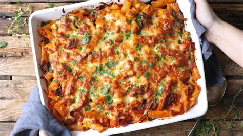 Grease a 30cm x 25cm baking dish. Chicken Bacon Pasta Bake - a reader and family favourite ...