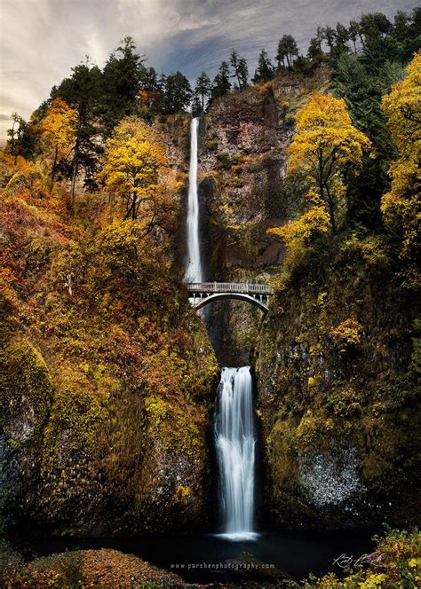 Multnomah Falls Decked Out In Fall Colors Multnomah Falls Fall