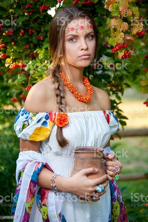 Красивые Украинские Девушки В Традиционной Платье — стоковые фотографии