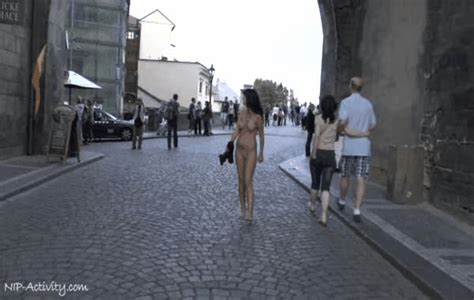 Re Public Nudity Beautiful Girls In Crowded Places