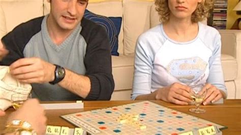 Le jeu de Scrabble auquel joue Jean et Alex dans la série Un gars une
