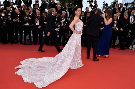 Cannes 2019 Kangana Ranaut Poses On The Red Carpet Of Cannes Film
