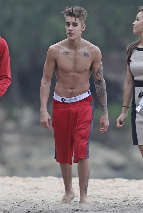 Justin Bieber Shirtless Bulging In Hawaii Beach HQ Pics