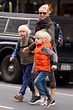 Naomi Watts y su peculiar forma de llevar a sus hijos