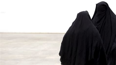 schweiz ab 1 juli muss im tessin die burka im schrank bleiben vorerst news srf