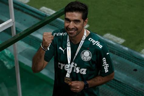Abel ferreira, técnico do paok, durante jogo da liga dos campeões em agosto de 2019 imagem: Abel Ferreira: o técnico português do momento | SÓ FUTEBOL ...